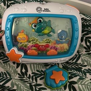 Like new without box crib soother, works great, just didn’t end up needing